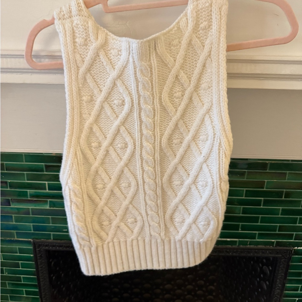 Cable Knit Sleeveless Sweater Vest- mango